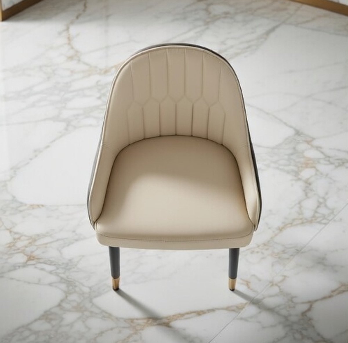 Luxe Beige Kunstleren Eetkamerstoelen Set van 2 - Ergonomisch Gevoerd, Hoge Rugleuning, Zwart Metalen Poten, Modern Design, Maximale belasting 150 kg - Casa Serena – Afmetingen op aanvraag – Casa D...