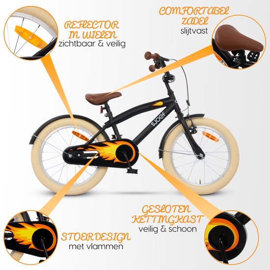 Zwarte kinderfiets met beige banden, bruine zadel, en vlammenprint op de kettingkast. Reflectoren op de wielen.