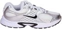 Zij-aanzicht van witte en zilverkleurige Nike sneakers met zwarte Nike swoosh.