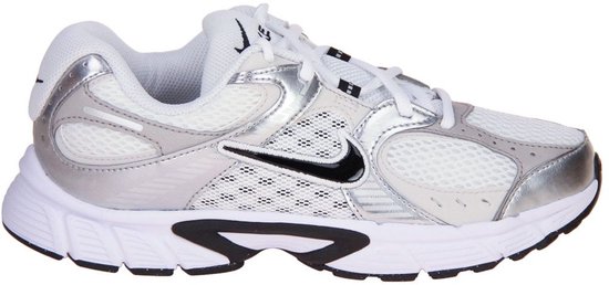 Zij-aanzicht van witte en zilverkleurige Nike sneakers met zwarte Nike swoosh.
