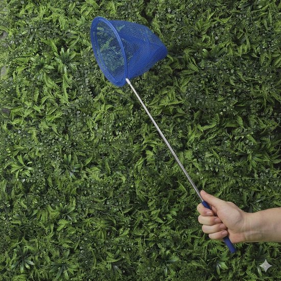 Hand houdt donkerblauw telescopisch schepnet met een rond net vast tegen een groene achtergrond.
