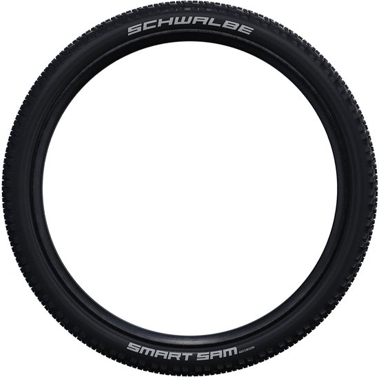 Zwarte Schwalbe Smart Sam fietsband met zilverkleurige tekst.