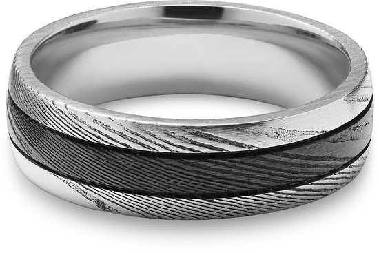 Zilverkleurige ring met een zwart Damastpatroon dat rond de ring loopt.