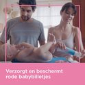 Ouders met een baby, de moeder smeert de baby in met Bepanthen Baby Zalf.