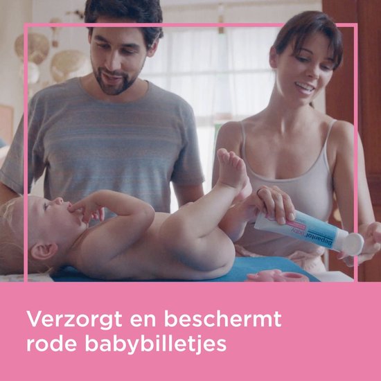 Ouders met een baby, de moeder smeert de baby in met Bepanthen Baby Zalf.