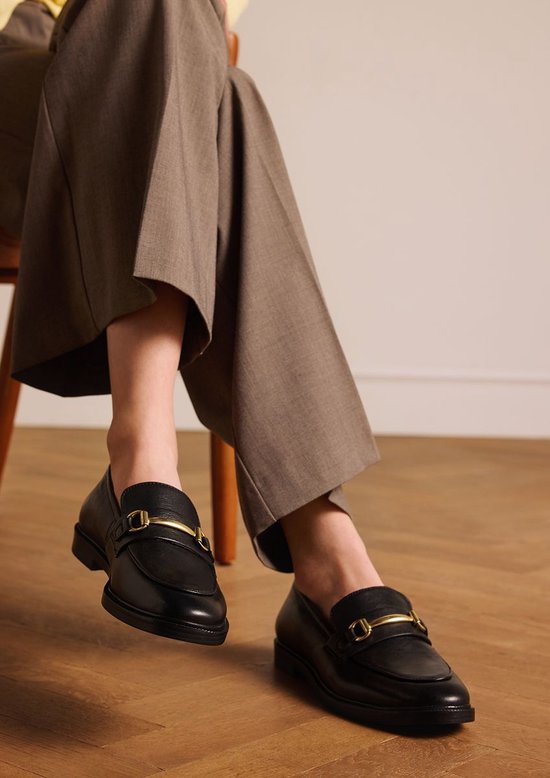 Manfield - Femme - Mocassins en cuir noir avec détail doré - Taille 37