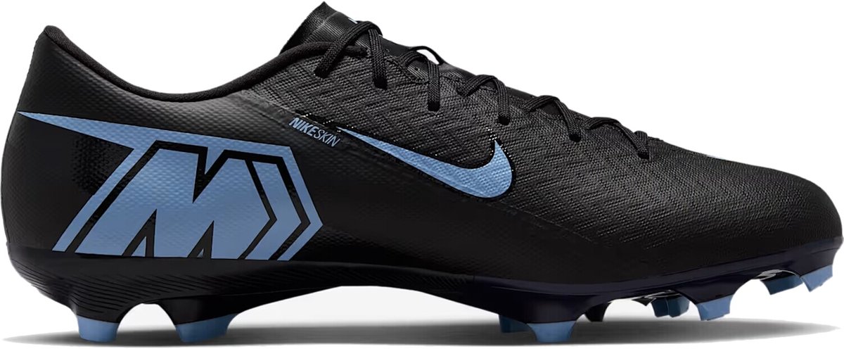 Zwarte Nike Zoom Vapor 16 voetbalschoenen, maat 40.5, met blauwe details en verbeterde Air Zoom-unit in de hiel.