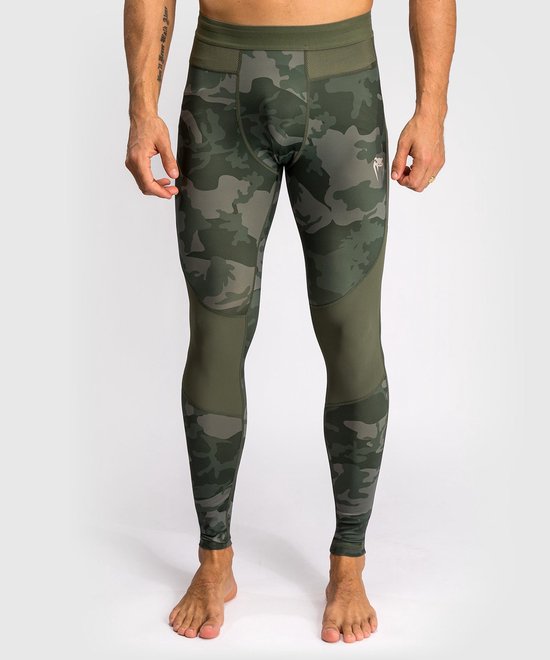 Man met groene camouflage sportlegging met meshpanelen op de zijkanten, Venum logo op de linker dij.