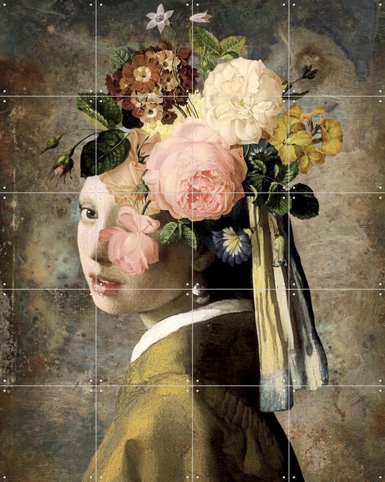 La Jeune Fille à la perle avec une grande couronne de fleurs sur la tête, regardant vers la droite. Elle porte une robe jaune et une perle.