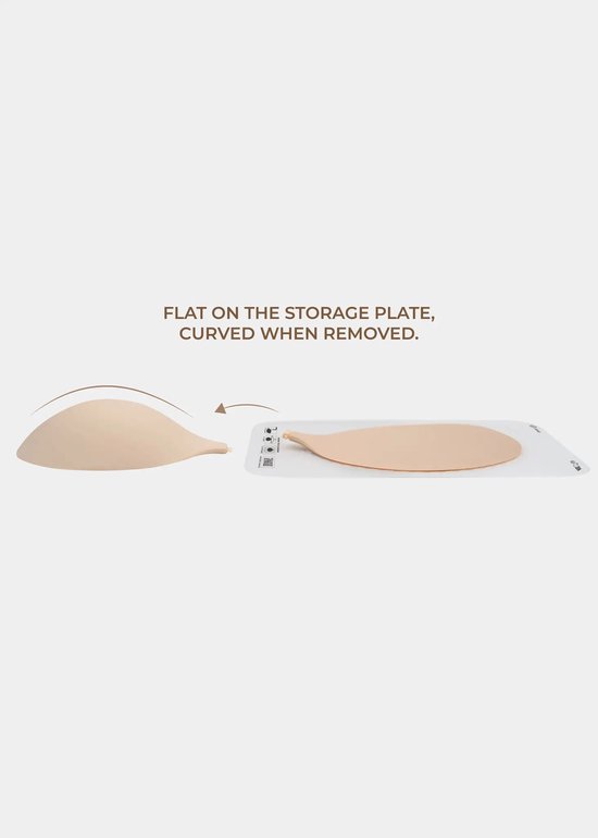 Twee beige plakbeha's, één gekromd en één plat op een witte verpakking, met pijlen.