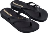 Zwarte Ipanema platform slippers, schuin van voren gezien, met gevlochten bandjes en gouden logo.