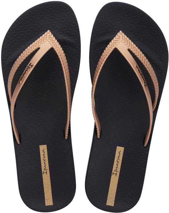 Zwarte Ipanema teenslippers met goudkleurige bandjes en een gevlochten patroon.
