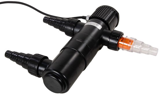 Zwarte UV-C filter met twee aansluitingen aan de linkerzijde en twee aan de rechterzijde. De behuizing is rond met een ribbelige dop aan de rechterkant.