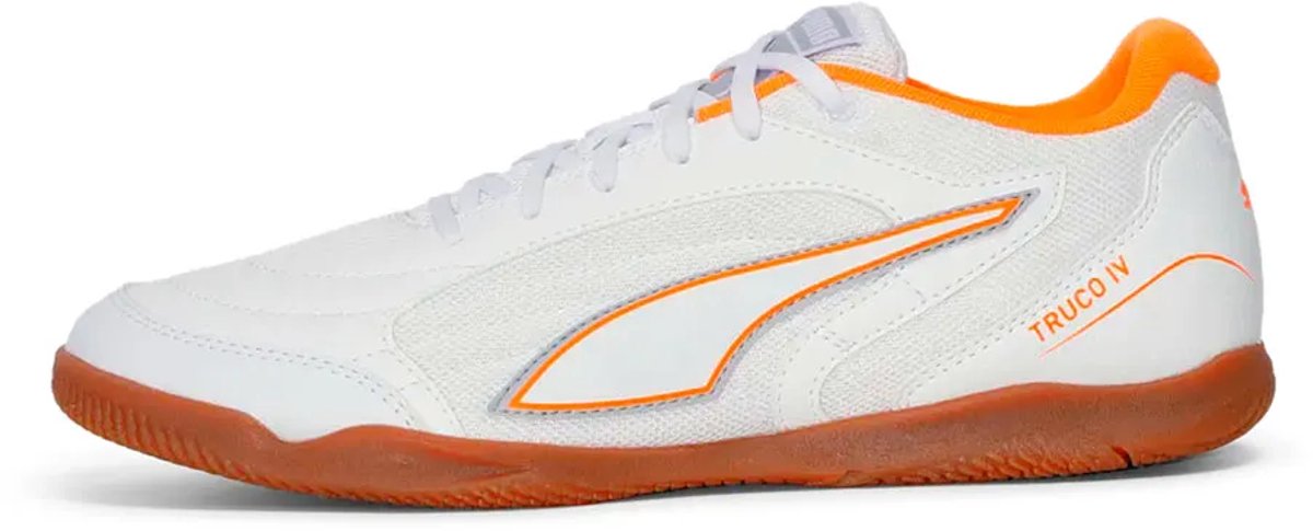 Witte Puma Truco IV zaalschoenen voor mannen en vrouwen, met oranje accenten en ademende mesh-vensters.