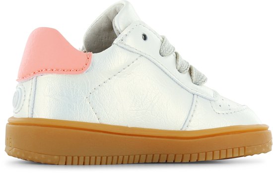 Crèmekleurige sneaker met roze hieldetail, veters en gummi zool.