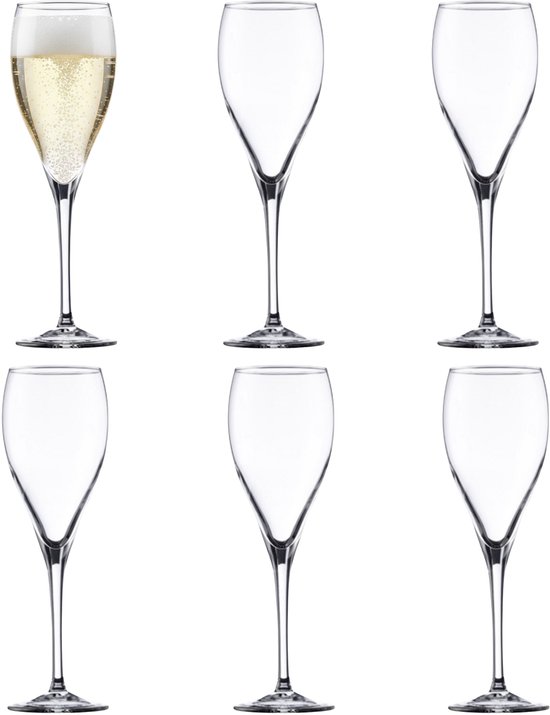 Six verres à champagne, dont un rempli de champagne et de bulles, les autres vides.