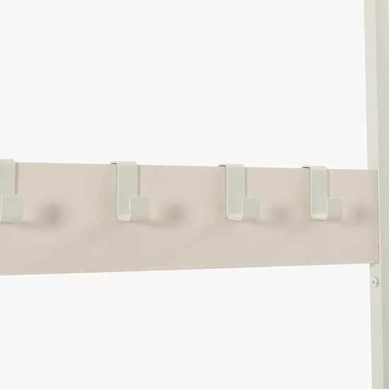 Crèmekleurige haken op een paneel.