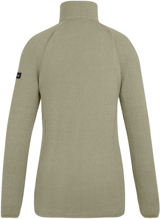 Achterkant beige dames fleece jas met textuur en logo op de mouw.
