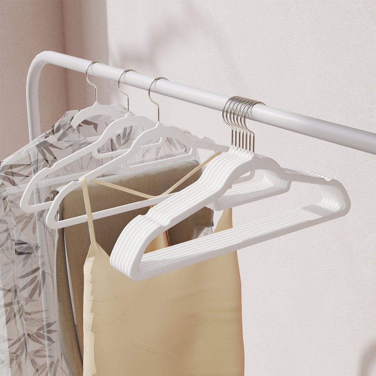 Fluwelen kledinghangers – Fluweel – Zwart – Set van 50 met roségouden draaibare haak en antislip design