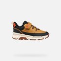 Bruine sneaker met zwarte accenten, oranje lus en klittenbandsluiting.
