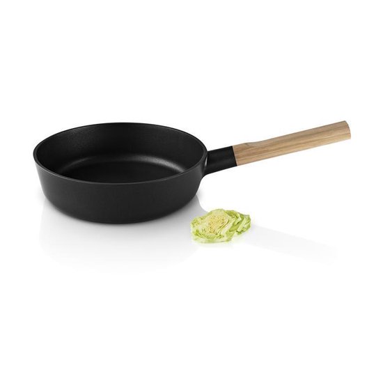 Eva Solo® - Nordic Kitchen - Hapjespan - Koekenpan - Bakpan - Antiaanbaklaag - Geschikt Voor Alle Warmtebronnen - Alluminium - Hout - Ø 24 cm - Zwart - Bruin