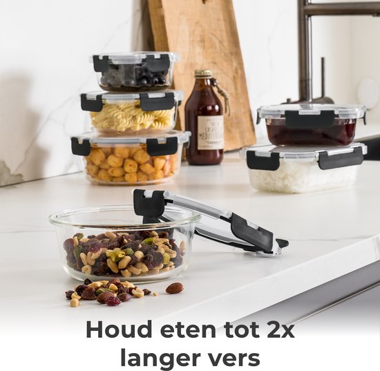 Glazen vershouddoos met clipsluiting en mix van ingrediënten.
