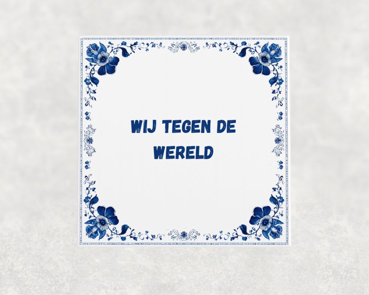 Voici Voilà Spreuk tegel 15x15 cm Wij tegen de wereld Blauw