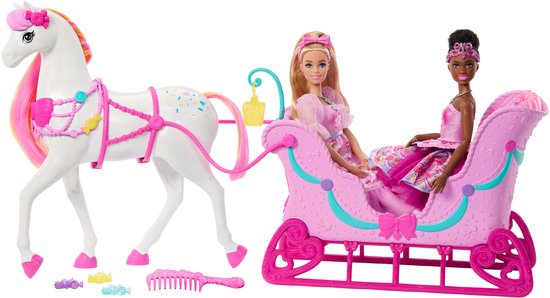 Wit paard met roze en gele manen, trekt een roze slee met twee poppen.