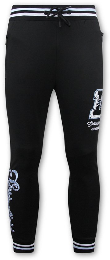 Pantalon de jogging noir avec 'Springfield classic' sur la jambe gauche et un grand logo 'L' sur la jambe droite. Rayures aux chevilles.