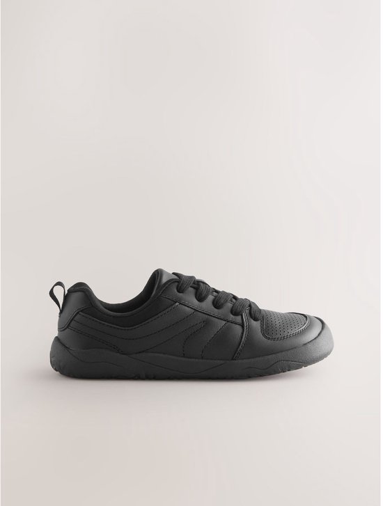 Zwarte leren veter-sneaker, zijaanzicht, met perforaties op de neus en een lus aan de hiel.