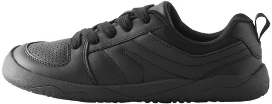 Zwarte leren lage sneaker met veters, perforaties op de neus en een lus aan de achterkant.