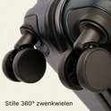 Dichtbij van de stille 360° zwenkwielen van een donkergroene koffer.