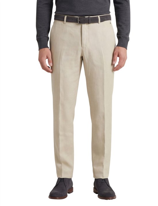 Lichtbeige katoenen broek, gedragen door een man met een donkergrijs shirt en grijze riem.