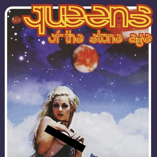 Femme aux cheveux blonds et lunettes de soleil, poitrine couverte par une barre noire, avec le logo 'Queens of the Stone Age' sur fond spatial avec une planète rouge.
