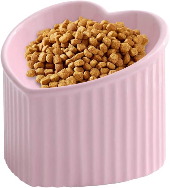 Roze keramische voerbak in hartvorm met geribbelde textuur, gevuld met bruine brokken.
