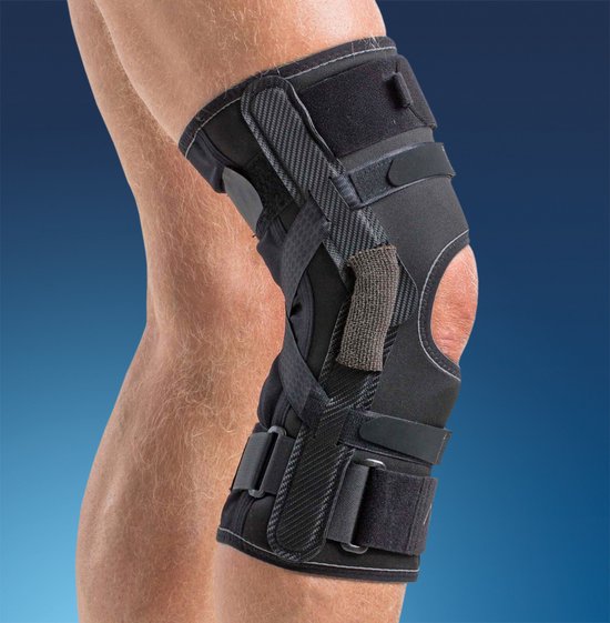 Zwarte kniebrace met verstelbare banden, carbonlook details en een opening voor de knieschijf.