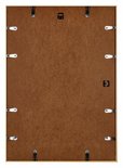 Achterkant van een fotolijst met bruine MDF-plaat en metalen klemmen voor bevestiging.