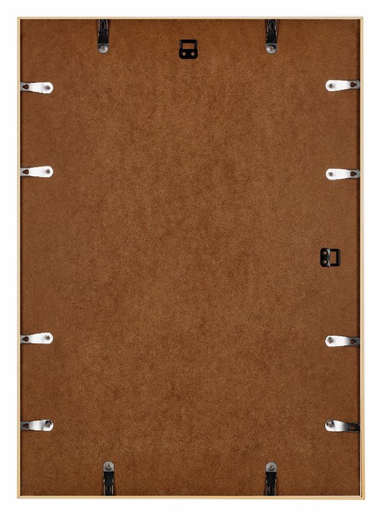 Achterkant van een fotolijst met bruine MDF-plaat en metalen klemmen voor bevestiging.
