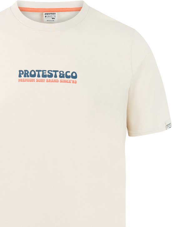 Close-up van een zandkleurig t-shirt met opdruk 'PROTEST&CO PREMIUM SURF BRAND SINCE '93'.