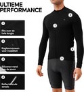 Man draagt zwarte lange-mouwen fietsjas met rits, raglanmouwen, siliconenrand en reflecterende details.