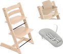 Houten Tripp Trapp kinderstoel, beige babyset en grijze newborn set op witte achtergrond.