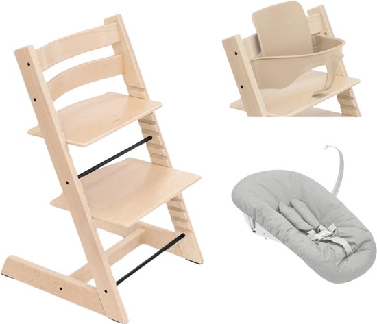 Houten Tripp Trapp kinderstoel, beige babyset en grijze newborn set op witte achtergrond.