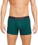 Man in groene boxershort met 'JACK & JONES' op de tailleband.