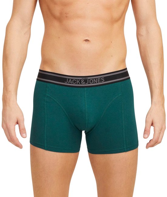 Man in groene boxershort met 'JACK & JONES' op de tailleband.