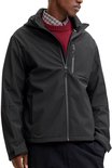 Man met zwarte softshell jas met capuchon, open rits, rood gebreide trui en geruit overhemd.