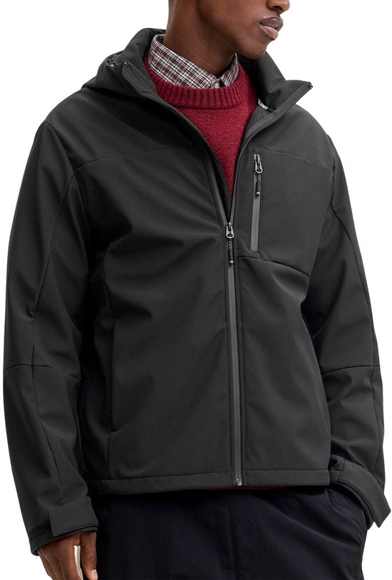 Man met zwarte softshell jas met capuchon, open rits, rood gebreide trui en geruit overhemd.