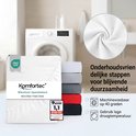 Wit hoeslaken en stapel van hoeslakens in wit, grijs, donkergrijs, rood en zwart.