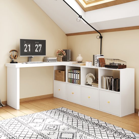 Bureau blanc en L avec ordinateur, rangements et décorations, près d'une fenêtre.