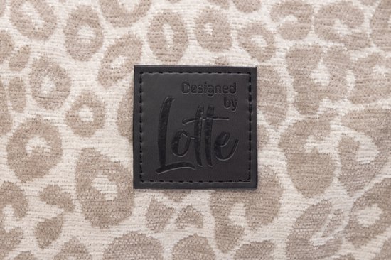 Leren label met 'Designed by Lotte' op een hondenmand met luipaardprint.