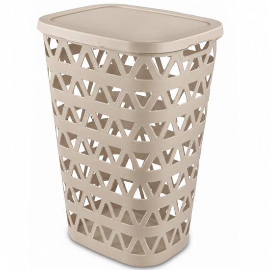 Beige wasmand van kunststof met een open, driehoekig patroon en deksel.